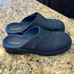 Like new Clarks soft cushion navy blue backless shoes lightweight & super comfy